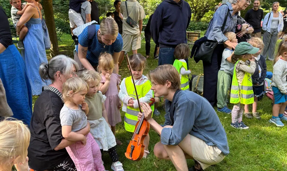 Børn prøver instrumenter før børnekoncerten 2026